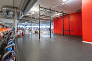 På Fresh Fitness-treningssenteret på Valentinlyst tilbyr vi også cage-trening som en del av vårt varierte treningsutvalg. Cage-trening er en effektiv og allsidig form for styrketrening som involverer bruk av en innelukket treningsbur, eller cage, som gir et sikkert og allsidig miljø for å utføre en rekke styrkeøvelser. 
