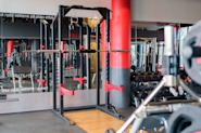 Oppdag våre racks og knebøystativ i frivektssonen på Fresh Fitness treningssenter Kalbakken. Tilpasse styrketreningen din med vårt utvalg av utstyr for effektive øvelser og maksimal ytelse.