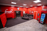 Fresh Fitness treningssenter på Majorstuen har et imøtekommende inngangsparti og en innbydende resepsjon som ønsker deg velkommen til en positiv treningsopplevelse. Inngangspartiet er designet for å skape en god førsteinntrykk og gjøre det enkelt for besøkende å finne veien inn til senteret.