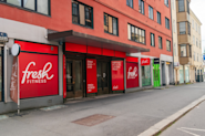 Fresh Fitness treningssenter på Majorstuen har en imponerende og moderne fasade som inviterer deg inn til en inspirerende treningsopplevelse. Inngangen til senteret er tydelig merket og gir et innbydende førsteinntrykk for besøkende.