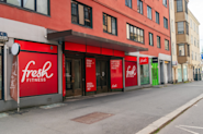 Fresh Fitness treningssenter på Majorstuen har en imponerende og moderne fasade som inviterer deg inn til en inspirerende treningsopplevelse. Inngangen til senteret er tydelig merket og gir et innbydende førsteinntrykk for besøkende.