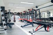 På Fresh Fitness treningssenter på Sinsen har vi et spesialisert utstyr for styrketrening av ben, inkludert knebøystativ. Knebøystativet er et viktig verktøy for å utføre knebøy med riktig teknikk og sikkerhet.