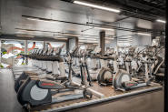 På Fresh Fitness-treningssenteret på Lindeberg tilbyr vi et bredt utvalg av kardioutstyr, inkludert elipsemaskiner og tredemøller. Våre elipsemaskiner gir deg en effektiv kardiovaskulær trening som trener både overkropp og underkropp samtidig. Disse maskinene er ideelle for å øke kondisjonen din og forbrenne kalorier på en skånsom måte. Våre tredemøller gir deg muligheten til å løpe eller gå i ditt eget tempo, og du kan enkelt tilpasse treningsintensiteten etter dine behov og ønsker. 