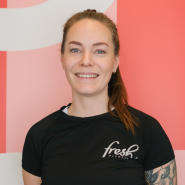 Andrea Kalland er en erfaren og sertifisert personlig trener på nivå 3 hos Fresh Fitness. Med sin brede kunnskap og ekspertise innen trening og helse, tilbyr Andrea skreddersydde treningsprogrammer og veiledning for å hjelpe kundene med å nå deres helse- og treningsmål.