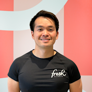 Få skreddersydd trening og eksperthjelp med vår erfarne personlige trener, Van Nguyen på nivå 5 hos Fresh Fitness. Med sin omfattende erfaring og kunnskap innen trening og ernæring vil han hjelpe deg med å nå dine fitnessmål på en effektiv og trygg måte.