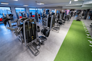 På Fresh Fitness-treningssenteret i Trondheim Sentrum tilbyr vi et imponerende utvalg av styrketreningsapparater som er designet for å hjelpe deg med å nå dine treningsmål og ta styrketreningen din til neste nivå.