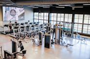 På Fresh Fitness treningssenter i Vågsbygd, Kjos, har vi et omfattende utvalg av kardiostasjoner, inkludert tredemøller, for de som ønsker å trene kondisjon og forbedre sin fysiske form. Våre tredemøller er av høy kvalitet og moderne design, og gir deg muligheten til å variere tempo, incline og intensitet for en effektiv og morsom treningsøkt.