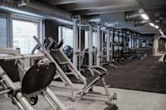 På Fresh Fitness-treningssenteret på Storo har vi et imponerende frivektsområde dedikert til styrketrening. Vårt frivektsområde er utstyrt med et bredt utvalg av styrketreningsapparater og frivektsløsninger som er designet for å hjelpe deg med å bygge muskler, øke styrken og forbedre kroppssammensetningen din.