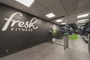 Hos Fresh Fitness Sandaker møter du et fresht og nyoppusset inngangsparti, hvor du sjekker inn med Fresh Fitness-appen for å komme deg inn