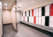 På Fresh Fitness-treningssenteret på Ås tilbyr vi moderne og praktiske garderober med sikker oppbevaring for dine eiendeler mens du trener. Samt dusj for deg som vil benytte seg av de etter treningsøkten.