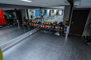 Tøyesonen på Fresh Fitness Majorstuen er perfekt for oppvarming og stretching, samtidig som frivektsområdet tilbyr et bredt utvalg av manualer og vekter for styrketrening.