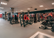 På Fresh Fitness-treningssenteret på Ås har vi et dedikert frivektsområde utstyrt med et bredt utvalg av frivekter og manualer for styrketrening.