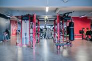 På Fresh Fitness-treningssenteret i Lund tilbyr vi et komplett utvalg av utstyr for styrketrening, inkludert våre cage-stasjoner. Cage-stasjoner er allsidige og effektive verktøy for styrketrening, da de tilbyr et stort utvalg av muligheter for ulike øvelser som benkpress, knebøy, pull-ups, dips og mye mer. 