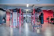 På Fresh Fitness-treningssenteret i Lund tilbyr vi et komplett utvalg av utstyr for styrketrening, inkludert våre cage-stasjoner. Cage-stasjoner er allsidige og effektive verktøy for styrketrening, da de tilbyr et stort utvalg av muligheter for ulike øvelser som benkpress, knebøy, pull-ups, dips og mye mer.