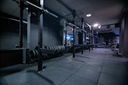 Fresh Fitness treningssenter på Manglerud tilbyr et moderne og funksjonelt knebøystativ som kan brukes til styrketrening. Knebøy er en av de mest effektive øvelsene for å bygge styrke i ben, setemuskulatur og kjernemuskulatur.