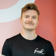 Få skreddersydd trening og veiledning fra personlig trener Adrian Nyland Ørsahl på Fresh Fitness. Med sin nivå 3 sertifisering og lidenskap for trening vil han hjelpe deg med å nå dine mål og utfordre deg til å bli den beste versjonen av deg selv. 