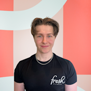 Møt Jakob Martin Kjus, en erfaren fotballspiller og personlig trener på Fresh Fitness med sertifisering på nivå 1. La Jakob veilede deg mot dine treningsmål og hjelpe deg med å oppnå dine ønskede resultater. Book en økt med Jakob i dag for skreddersydd trening og engasjerende veiledning som vil sette deg på rett spor mot en sunnere og sterkere kropp.