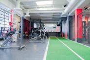 På Fresh Fitness treningsenter på Sinsen finner du et imponerende turf frivektsområde som er designet for å tilby medlemmene muligheten til å trene funksjonelt og effektivt med frivekter og andre funksjonelle treningsutstyr. Turf-området er ideelt for medlemmer som ønsker å utføre varierte og utfordrende øvelser som bidrar til å forbedre styrke, balanse, koordinasjon og kroppskontroll.