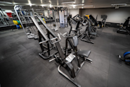 Fresh Fitness treningssenter i Trondheim sentrum tilbyr et bredt utvalg av styrketreningsmuligheter for alle nivåer og mål. Med et moderne og velutstyrt treningssenter, er det ideelt for de som ønsker å styrke musklene og oppnå resultater. 