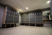 På Fresh Fitness treningssenter på Manglerud tilbyr vi et utvalg av garderobeskap og oppbevaringsmuligheter for våre medlemmer. Vi forstår viktigheten av å ha et sikkert sted å oppbevare verdisakene dine mens du trener, og våre garderobeskap er designet med dette formålet i tankene.