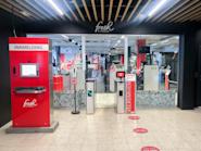 Velkommen til Fresh Fitness Lier - ditt lavpris treningssenter! Med vårt innbydende inngangsparti ønsker vi deg velkommen til en moderne og motiverende treningsarena. Enten du er nybegynner eller erfaren, vil vårt dedikerte team og toppmoderne utstyr hjelpe deg med å nå dine treningsmål.