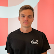 Kasper Stanghelle er personlig trener hos Fresh Fitness Østerås. Han hjelper deg med å føle på mer energi, mestring og glede i hverdagen. Ta kontakt i dag.