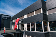 På Fresh Fitness-treningssenteret på Lindeberg har vi en imponerende og innbydende fasade som ønsker deg velkommen til en effektiv og motiverende trening. Vår fasade er designet for å skape en inspirerende atmosfære og invitere deg inn til et moderne og velutstyrt treningsmiljø.