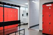 På Fresh Fitness-treningssenteret i Lund tilbyr vi moderne og komfortable garderober med praktisk oppbevaring for dine treningsklær og eiendeler. Våre garderober er designet for å gi deg en stressfri og komfortabel opplevelse før, under og etter treningen.