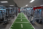 Fresh Fitness-treningssenteret i Jessheim tilbyr et variert utvalg av treningsmuligheter, inkludert turf-styrketrening. Turf-styrketrening er en effektiv treningsmetode som kombinerer styrketrening og funksjonell trening på en gressmatte-lignende overflate, kalt en "turf".
