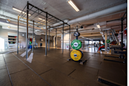 På Fresh Fitness-treningssenteret i Skedsmokorset tilbyr vi også cage-trening som en del av vårt varierte treningsutvalg. Cage-trening er en effektiv og allsidig form for styrketrening som involverer bruk av en innelukket treningsbur, eller cage, som gir et sikkert og allsidig miljø for å utføre en rekke styrkeøvelser.