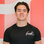 Tobias Nyberg er en sertifisert personlig trener på Fresh Fitness med nivå 1 kompetanse. Han har solid erfaring og kunnskap innen trening og helse, og er dedikert til å hjelpe kundene sine med å nå sine treningsmål. Tobias fokuserer på å skape skreddersydde treningsprogrammer som passer til hver enkelt kundes behov og målsetninger.