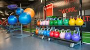 Utforsk vårt frivektsområde med kettlebells hos Fresh Fitness treningssenter i Lillesand. Med et bredt utvalg av vekter og kettlebells kan du skape en variert og effektiv styrketreningsrutine som passer dine behov. Kettlebells er et allsidig verktøy som utfordrer styrke, balanse og koordinasjon.