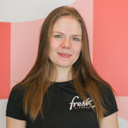 Thea Amalie Eide er en kvalifisert personlig trener på nivå 2 hos Fresh Fitness. Med sin ekspertise og erfaring kan hun tilby skreddersydde treningsprogrammer og veiledning til medlemmene for å hjelpe dem med å nå sine individuelle helse- og treningsmål.