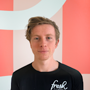 Oppnå dine treningsmål raskt og effektivt med nivå 2 personlig trener Tom Arvid Berg Viken hos Fresh Fitness. Tom Arvid er dedikert til å hjelpe deg med å nå dine mål og bli en sterkere og sunnere versjon av deg selv. Med sin erfaring og ekspertise skreddersyr han treningsprogrammer som passer perfekt til dine behov og ønsker. Tom Arvid vil motivere deg til å utfordre deg selv og pusher deg til å yte ditt beste hver eneste økt. Ved å fokusere på varierte og krevende øvelser vil du oppleve fremgang og resultater du tidligere bare har drømt om. Kjøp PT klipp og book din første treningsøkt med Tom Arvid Berg Viken i dag og ta det første skrittet mot en sterkere og sunnere fremtid!