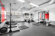 Styrketreningsapparater og frivekter på Fresh Fitness treningssenter på Ensjø.
