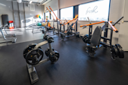 På Fresh Fitness-treningssenteret på Tiller kan du dra nytte av vårt dedikerte tøyeområde for å forbedre fleksibiliteten og restitusjonen din etter trening. Vårt tøyeområde er utstyrt med matter, ruller og annet utstyr som er designet for å hjelpe deg med å strekke ut musklene dine på en trygg og effektiv måte.