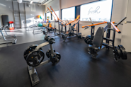 På Fresh Fitness-treningssenteret på Tiller kan du dra nytte av vårt dedikerte tøyeområde for å forbedre fleksibiliteten og restitusjonen din etter trening. Vårt tøyeområde er utstyrt med matter, ruller og annet utstyr som er designet for å hjelpe deg med å strekke ut musklene dine på en trygg og effektiv måte.