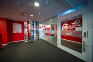 Fresh Fitness treningssenter i Sandvika har et moderne og innbydende inngangsparti som ønsker medlemmene velkommen til et inspirerende og motiverende treningsmiljø.