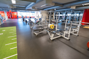 På Fresh Fitness treningssenter på Valentinlyst har vi et dedikert frivektsområde for styrketrening. Vårt frivektsområde er utstyrt med et bredt utvalg av vekter, manualer og annet treningsutstyr som gjør det mulig å utføre effektive styrkeøvelser for hele kroppen.