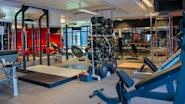 På Fresh Fitness-treningssenteret i Søgne tilbyr vi et godt utvalg av frivekter for styrketrening. Vårt treningsstudio er utstyrt med et bredt spekter av manualer, stangvekter, vektskiver og annet utstyr som er ideelt for å utføre effektiv styrketrening.