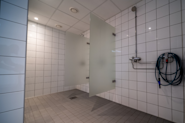 På Fresh Fitness-treningssenteret på Jessheim tilbyr vi moderne og praktiske garderober med sikker oppbevaring for dine eiendeler mens du trener. Samt dusj for deg som vil freshe deg opp etter trening.