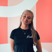 Celine Østhus Nilsen, din erfarne personlige trener på nivå 3 hos Fresh Fitness. Med fokus på målrettet trening, kostholdsveiledning og motivasjon, vil Celine hjelpe deg med å oppnå dine helse- og treningsmål på en effektiv måte. Ta kontakt med Celine i dag for skreddersydd trening og veiledning mot en sunnere og sterkere kropp!