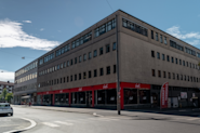 Besøk Fresh Fitness Carl Berner treningssenter og bli inspirert til å starte din treningsreise! Vår glassfasade viser vei til en treningsopplevelse av høy kvalitet, med moderne utstyr og motiverende treningsmiljø. 