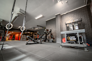På Fresh Fitness treningssenter på Manglerud har vi et godt utvalg av knebøystativ og racks tilgjengelig for våre medlemmer. Disse stativene og racksene er designet for å gi deg en trygg og effektiv plattform for å utføre knebøy-øvelser, som er en av de mest populære og effektive øvelsene for å bygge styrke og muskelmasse i bena og kroppens kjerne.