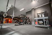 På Fresh Fitness treningssenter på Manglerud har vi et godt utvalg av knebøystativ og racks tilgjengelig for våre medlemmer. Disse stativene og racksene er designet for å gi deg en trygg og effektiv plattform for å utføre knebøy-øvelser, som er en av de mest populære og effektive øvelsene for å bygge styrke og muskelmasse i bena og kroppens kjerne.