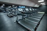 På Fresh Fitness treningssenter på Manglerud tilbyr vi et utvalg av kardiomaskiner, inkludert tredemøller som er perfekte for løpingstrening.