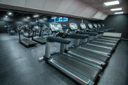 På Fresh Fitness treningssenter på Manglerud tilbyr vi et utvalg av kardiomaskiner, inkludert tredemøller som er perfekte for løpingstrening. 