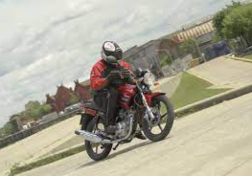 Motocicleta Yamaha YB 125 en ciudad galgo México lifestyle