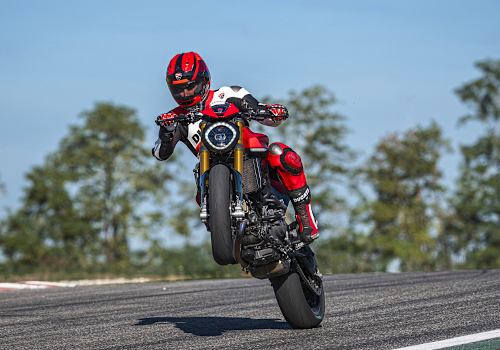 Motocicleta Ducati Monster SP en pista galgo México lifestyle