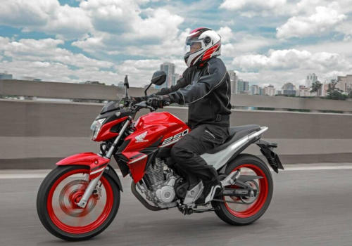 Motocicleta Honda CB 250 Twister en carretera galgo Chile lifestyle